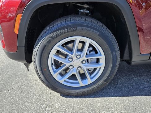 New 2025 Jeep Grand Cherokee Laredo image 9