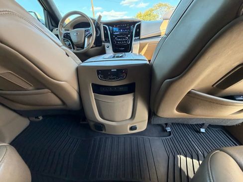 Used 2019 Cadillac Escalade Platinum image 33