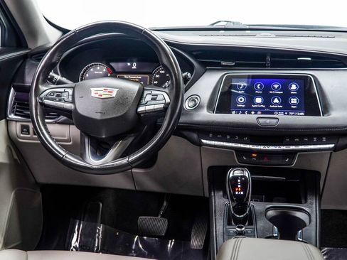 Used 2023 Cadillac XT4 Luxury w/ Cold Weather Package FWD image 16