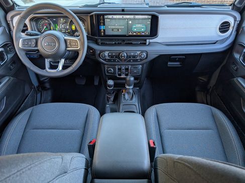 Used 2025 Jeep Wrangler Sahara image 22