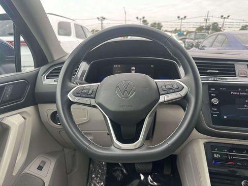 Used 2022 Volkswagen Tiguan SE w/ Panoramic Sunroof Package image 14