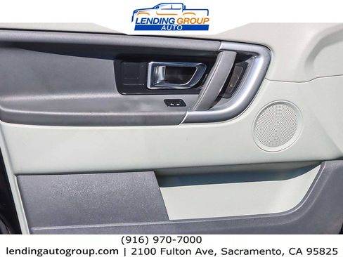 Used 2018 Land Rover Discovery Sport SE image 18