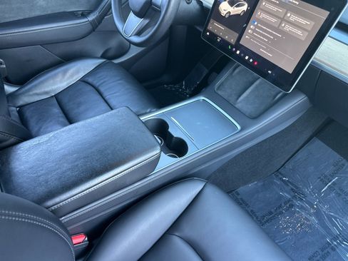 Used 2022 Tesla Model Y Long Range image 15