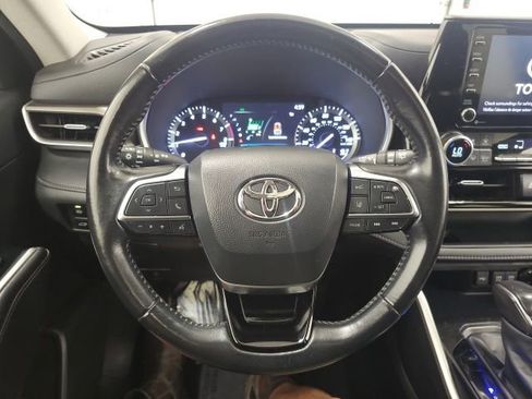 Used 2020 Toyota Highlander XLE AWD/4WD image 17