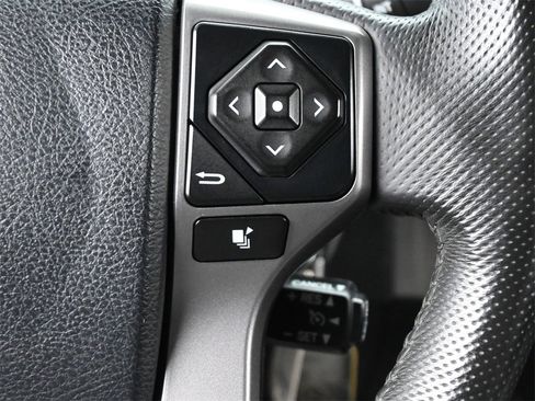 Used 2017 Toyota Tacoma SR5 image 7