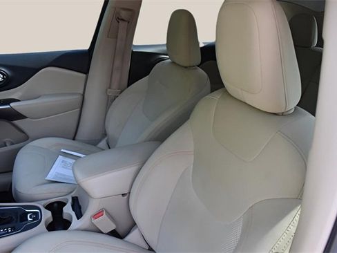 Used 2019 Jeep Cherokee Latitude w/ Popular Appearance Group image 12