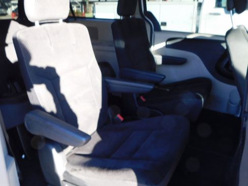 Used 2019 Dodge Grand Caravan SE w/ UConnect Hands-Free Group image 22