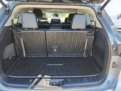 Used 2022 Toyota Highlander XLE AWD/4WD image 41