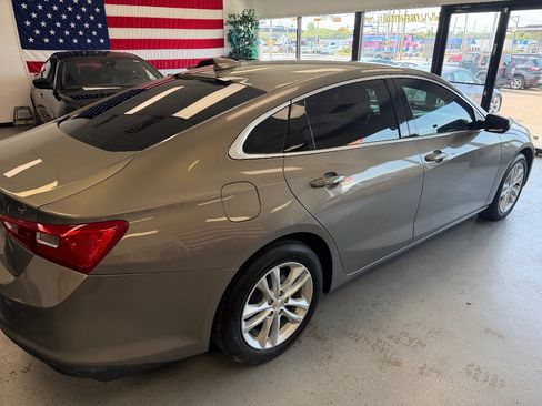 Used 2018 Chevrolet Malibu LT w/ Driver Confidence Package FWD image 6