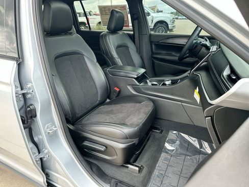 Used 2025 Jeep Grand Cherokee L Altitude image 23