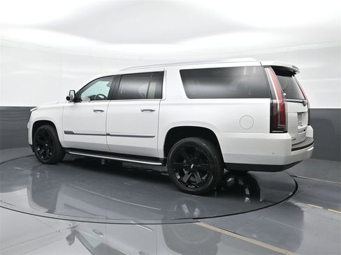Used 2020 Cadillac Escalade ESV 2WD image 3
