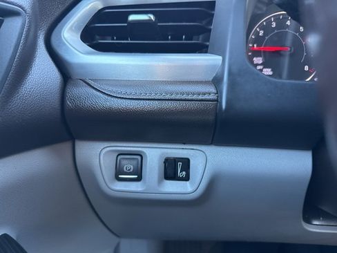 Used 2021 GMC Acadia SLT w/ Premium Package image 16