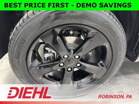 New 2025 Jeep Grand Cherokee Limited w/ Black Appearance Package image 8