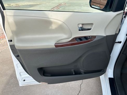 Used 2013 Toyota Sienna XLE w/ Entertainment Pkg image 11