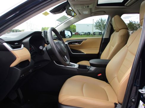 Used 2022 Toyota RAV4 XLE Premium image 9