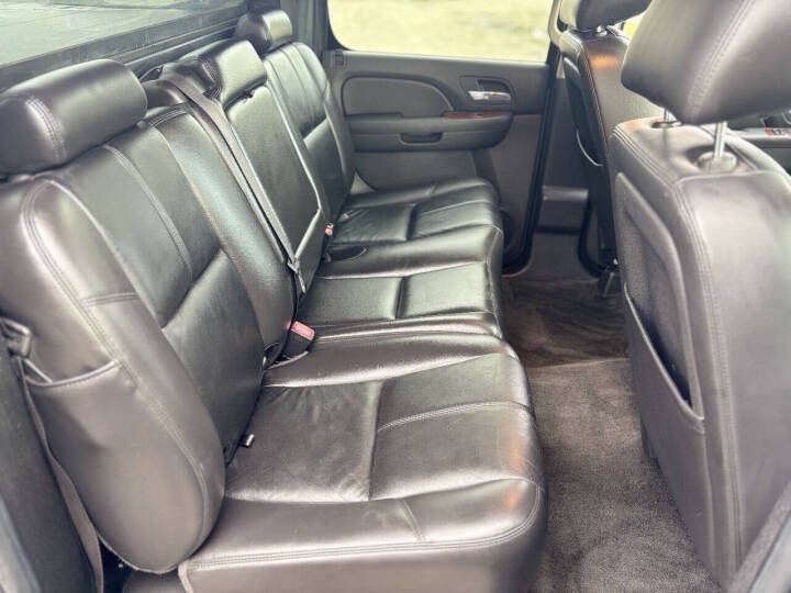 Used 2010 Chevrolet Avalanche LT w/ Regional Value Package AWD/4WD image 11