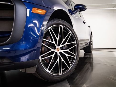 Certified 2025 Porsche Macan AWD/4WD image 12