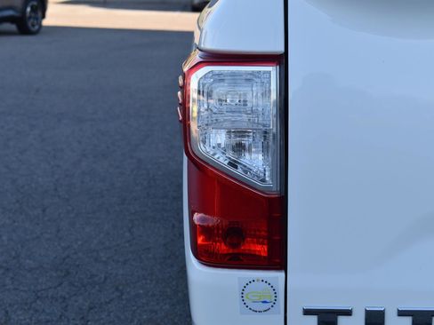 Used 2021 Nissan Titan SV w/ SV Convenience Package image 8