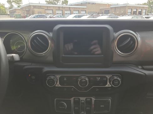 Used 2018 Jeep Wrangler Unlimited Sahara image 20