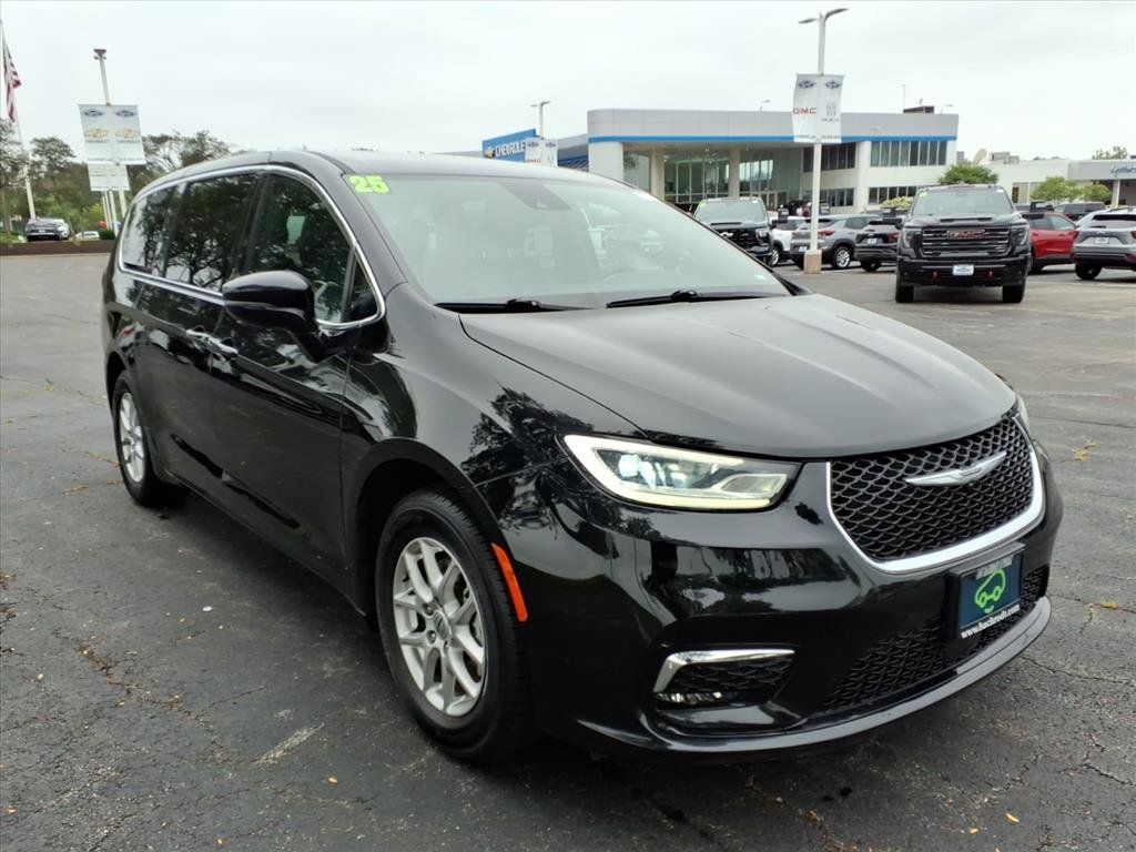 Used 2025 Chrysler Pacifica Select FWD image 1
