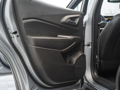 Used 2024 Chevrolet Trax RS w/ Sunroof Package FWD image 36