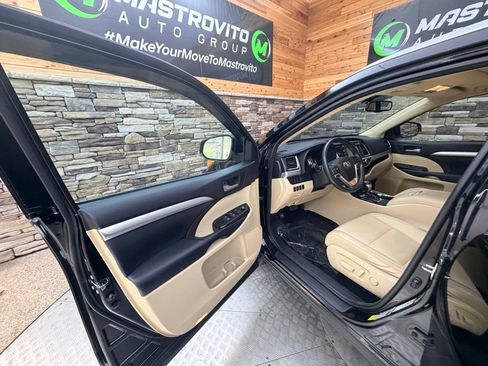 Used 2014 Toyota Highlander XLE AWD/4WD image 17