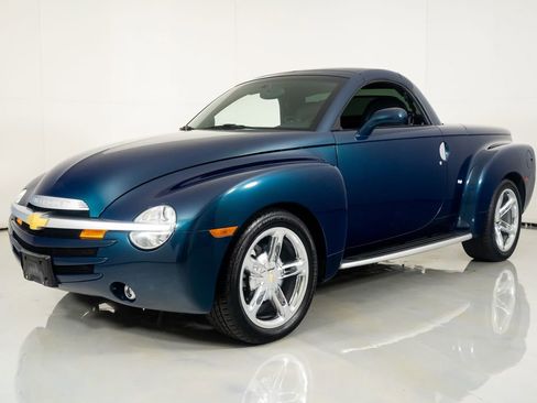 Used 2005 Chevrolet SSR w/ Preferred Equipment Group RWD image 2