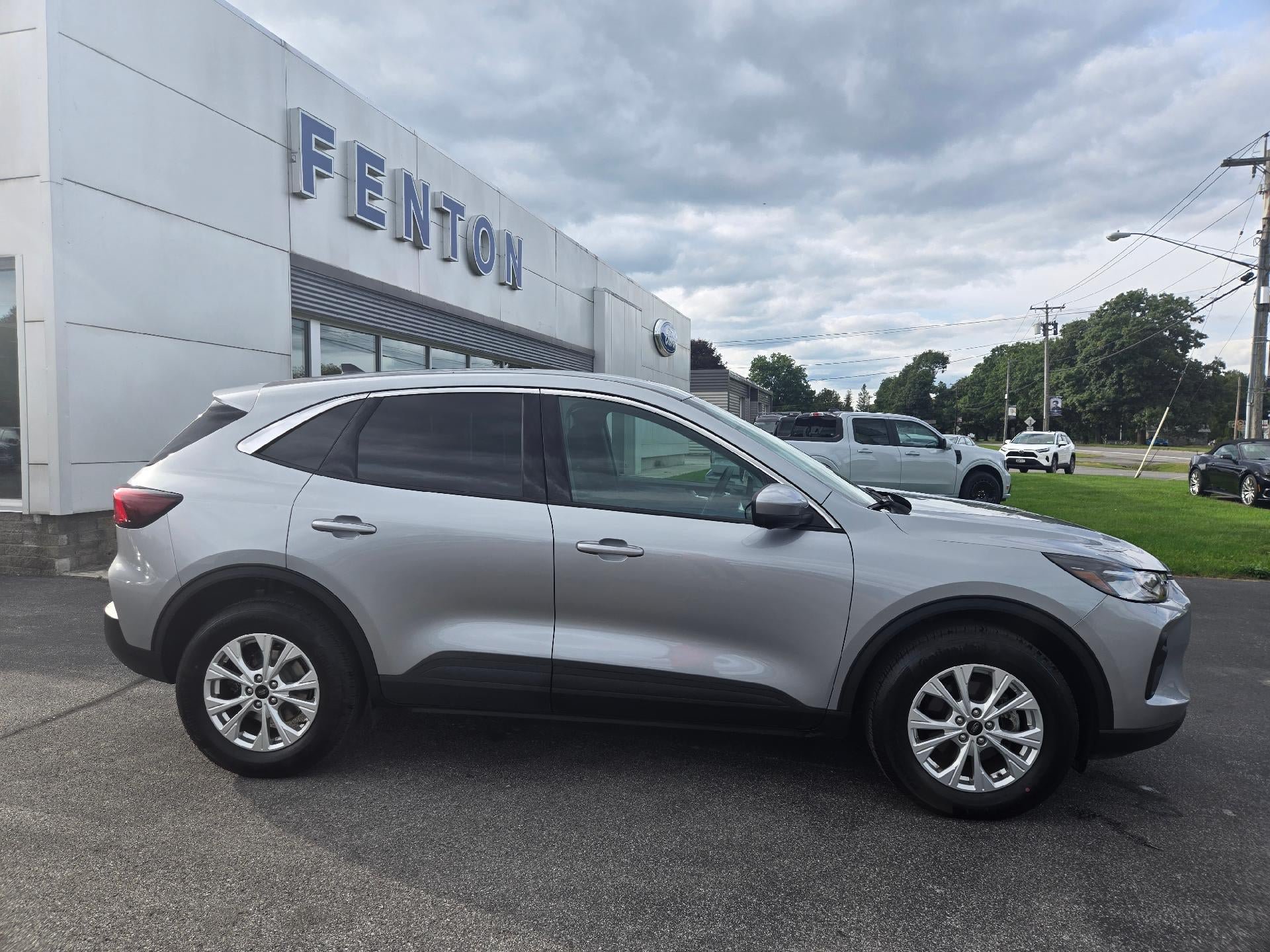 Used 2023 Ford Escape Active w/ Tech Pack #2 AWD/4WD image 2