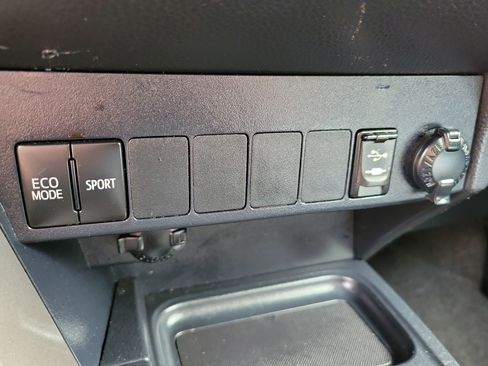 Used 2018 Toyota RAV4 XLE image 18