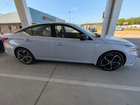 Used 2023 Nissan Altima 2.5 SR w/ SR Premium Package image 4