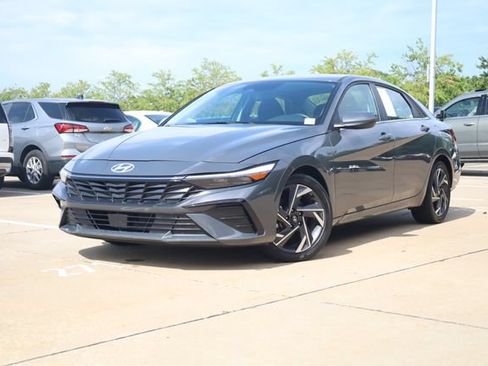 Used 2025 Hyundai Elantra SEL FWD image 2