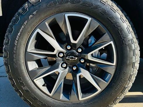 Used 2022 Chevrolet Suburban Z71 w/ Luxury Package image 7