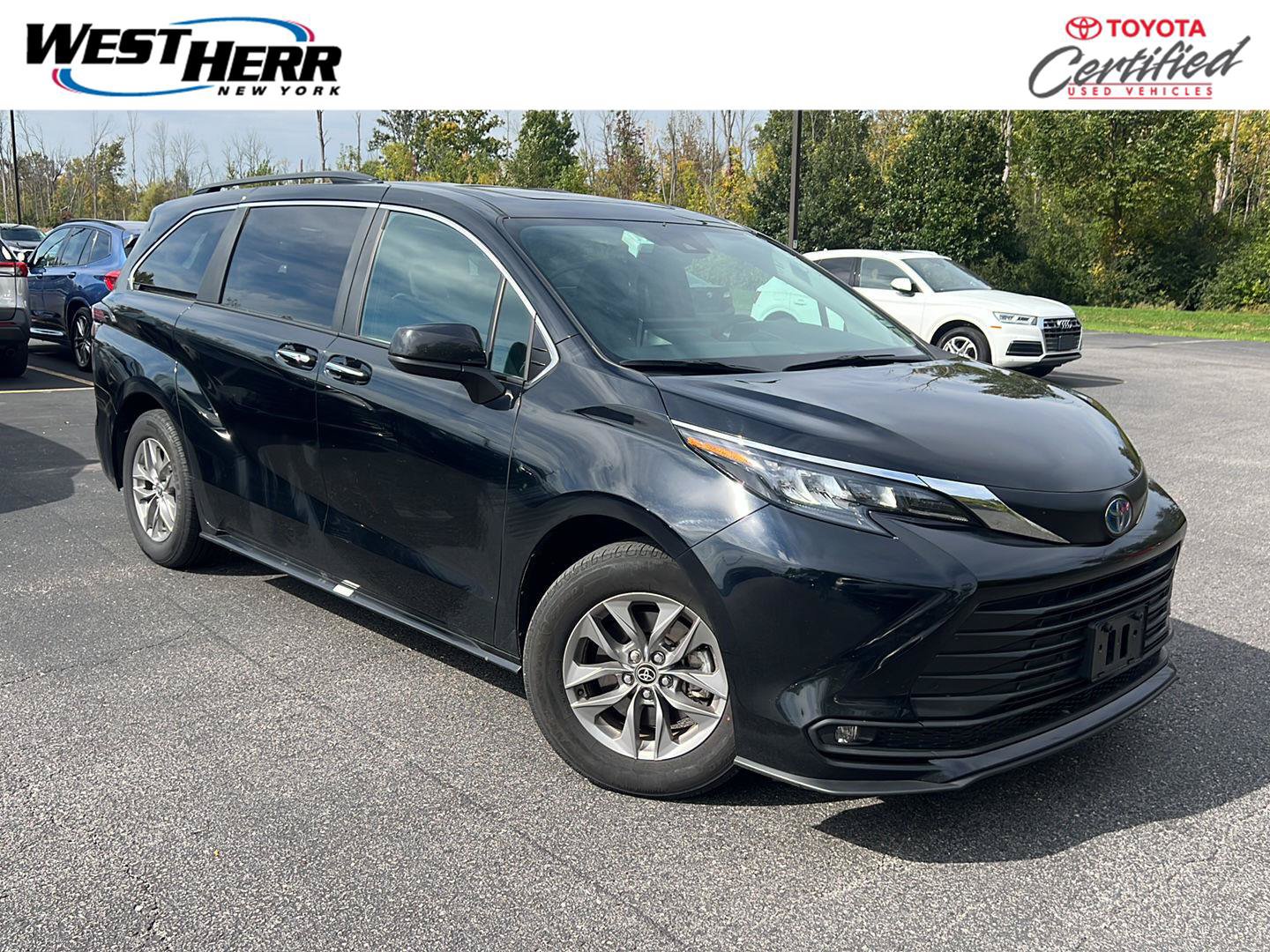 Used 2025 Toyota Sienna XLE FWD image 1