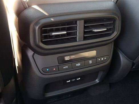 Used 2025 Honda Pilot Touring image 11