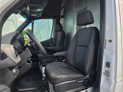 Used 2021 Mercedes-Benz Sprinter 2500 image 10