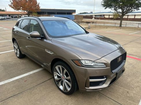 Used 2017 Jaguar F-PACE R-Sport image 5