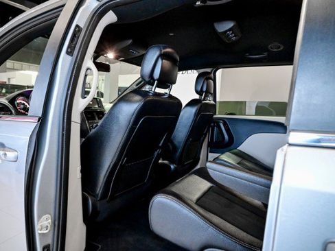 Used 2019 Dodge Grand Caravan SXT w/ Rear Park Assist Package image 19