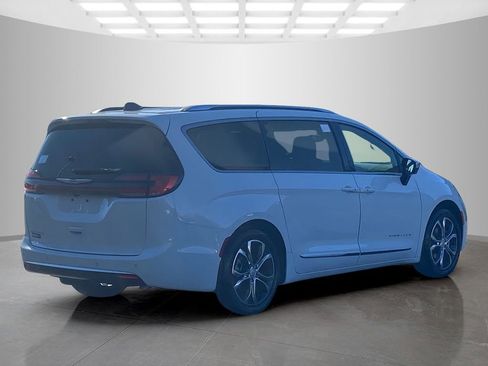New 2026 Chrysler Pacifica Pinnacle FWD image 7