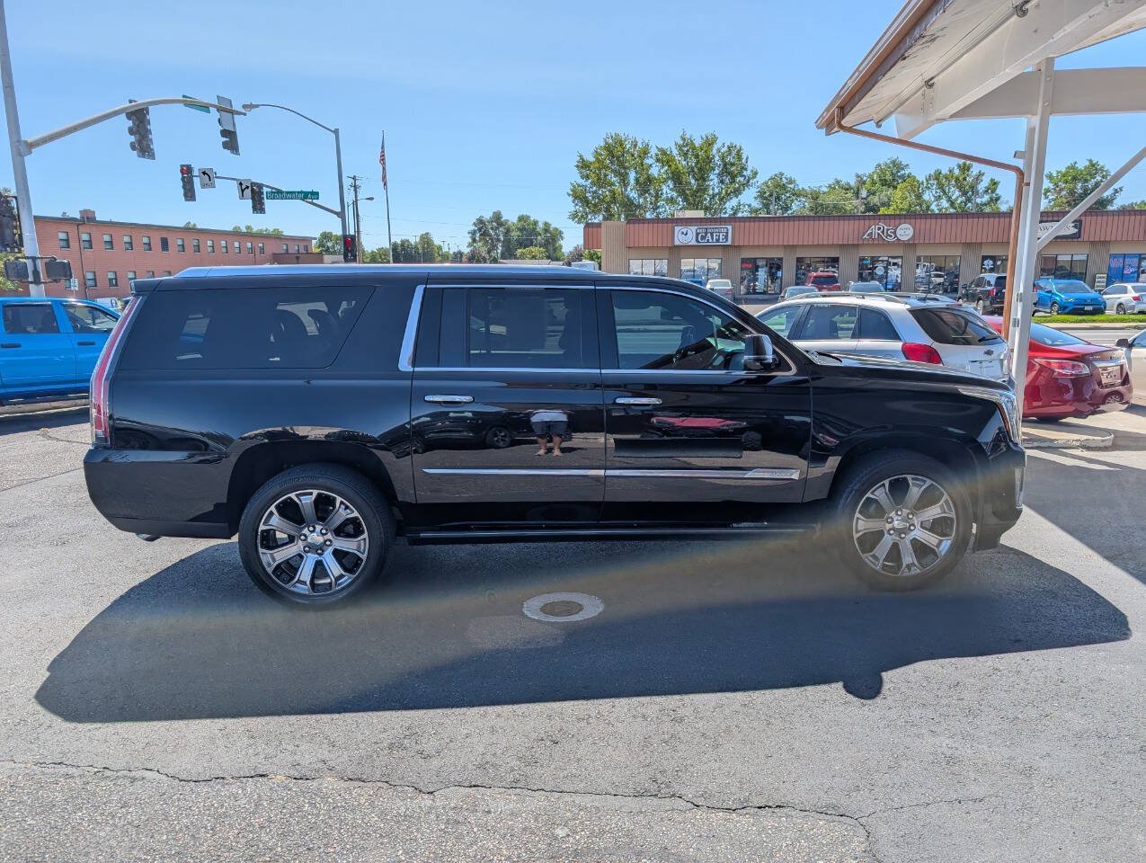 Used 2017 Cadillac Escalade ESV Platinum AWD/4WD image 8