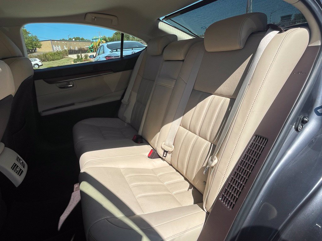 Used 2016 Lexus ES 300h w/ Luxury Package w/Wood Trim FWD image 28