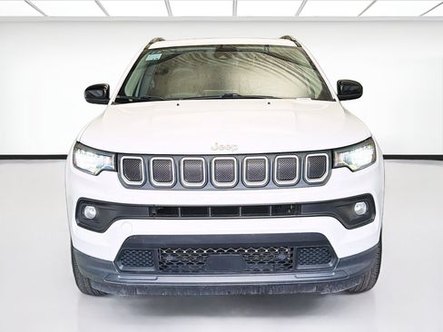 Used 2022 Jeep Compass Latitude w/ Sun and Sound Group AWD/4WD image 2