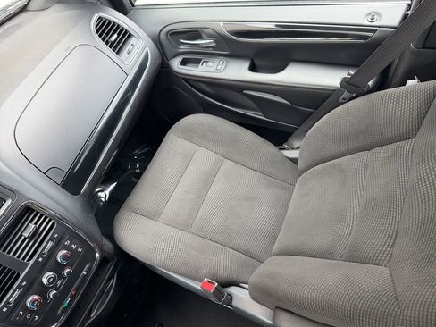 Used 2020 Dodge Grand Caravan SE FWD image 17