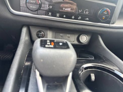 Used 2025 Nissan Rogue SV FWD image 21