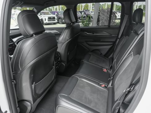 Used 2023 Jeep Grand Cherokee Altitude AWD/4WD image 18