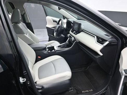 Used 2019 Toyota RAV4 XLE Premium w/ Cold Weather Package AWD/4WD image 31