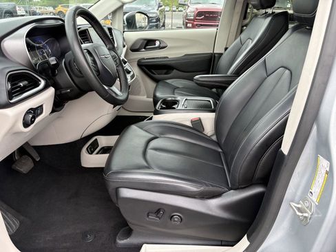 Used 2023 Chrysler Pacifica Touring-L FWD image 15