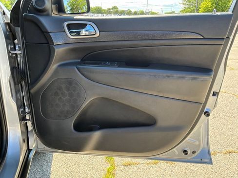 Used 2017 Jeep Grand Cherokee Laredo AWD/4WD image 38