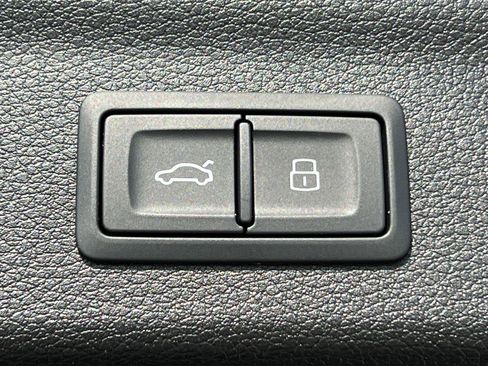 Used 2025 Audi Q3 2.0T Premium image 19