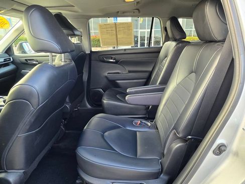 Used 2022 Toyota Highlander XLE AWD/4WD image 10