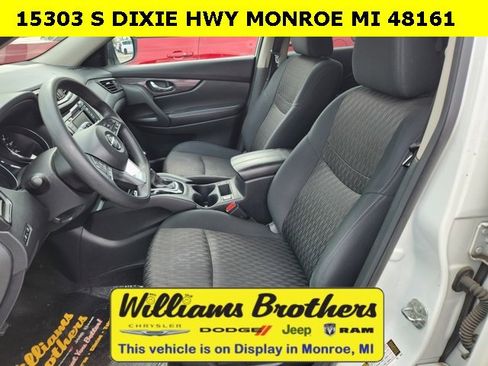 Used 2019 Nissan Rogue SV image 14